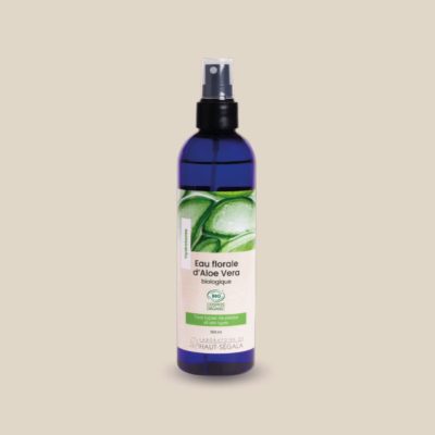 Photo produit : Eau florale d'aloe vera biologique du Laboratoire du Haut-Séguala, présentée dans un flacon bleu à pompe (spray) avec bouchon et une boîte recyclée, 250 ml.