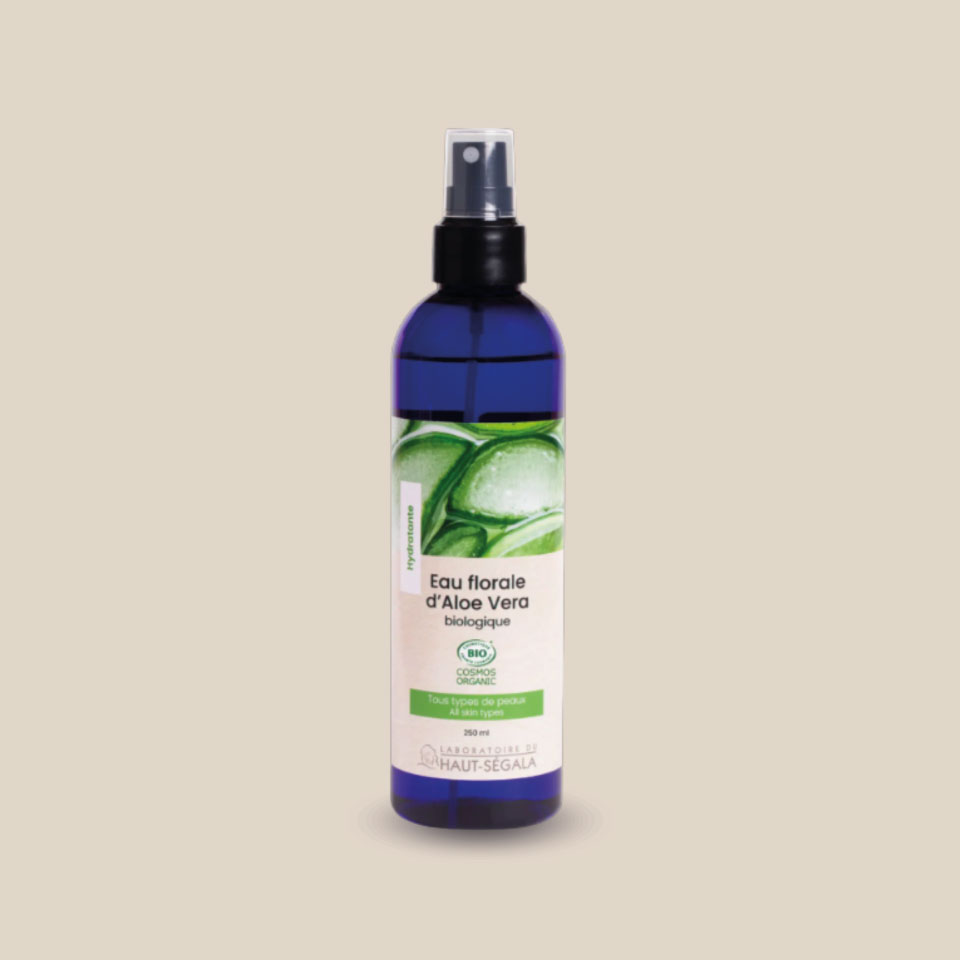 Photo produit : Eau florale d'aloe vera biologique du Laboratoire du Haut-Séguala, présentée dans un flacon bleu à pompe (spray) avec bouchon et une boîte recyclée, 250 ml.