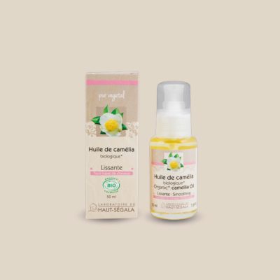 Photo produit : Huile de camélia biologique du Laboratoire du Haut-Séguala, présentée dans un flacon transparent à pompe avec bouchon et une boîte recyclée, 50 ml.
