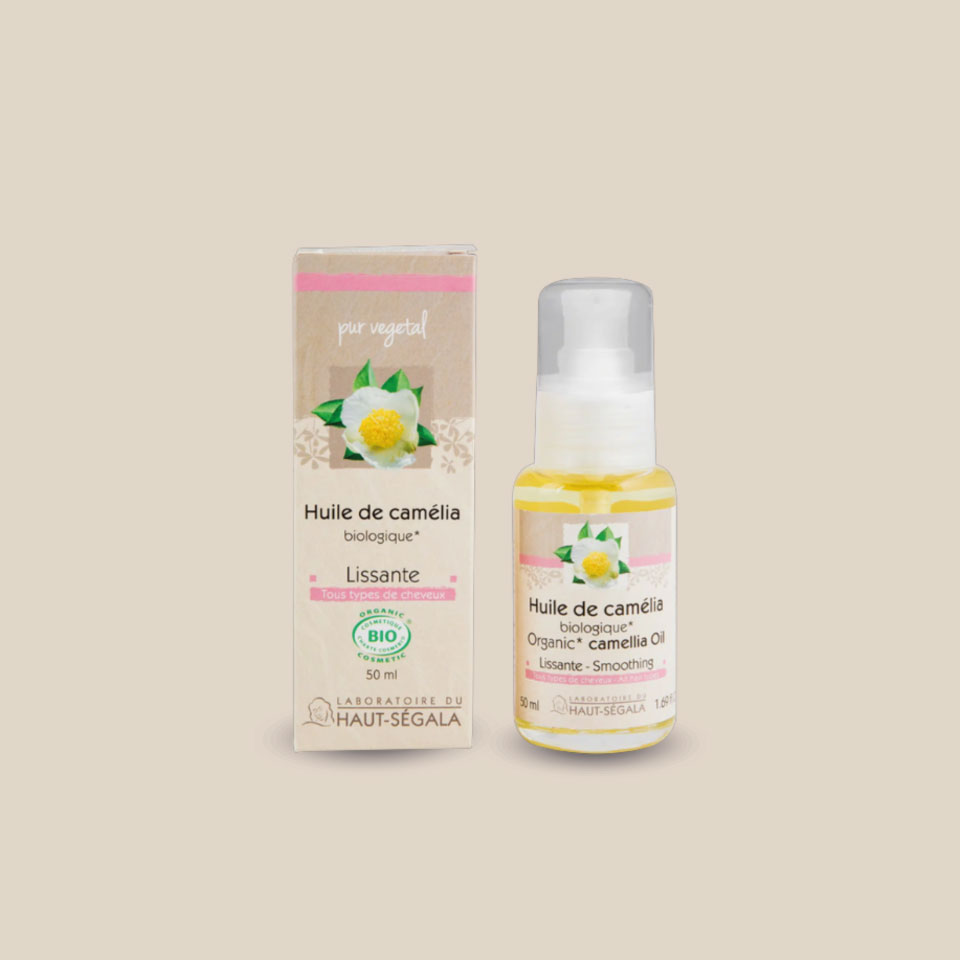 Photo produit : Huile de camélia biologique du Laboratoire du Haut-Séguala, présentée dans un flacon transparent à pompe avec bouchon et une boîte recyclée, 50 ml.
