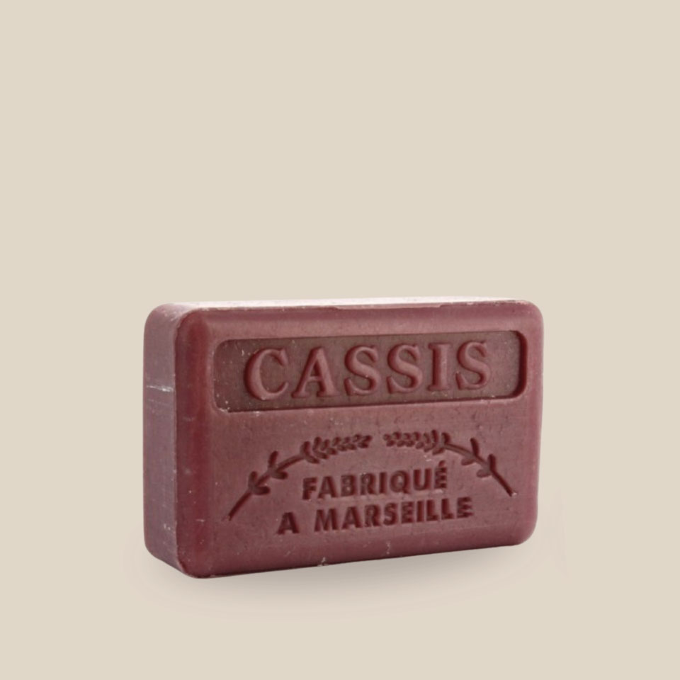 Photo produit prise de côté : Savonnette marseillaise au beurre de karité, de couleur bourgogne pâle. Parfumée au cassis, fabriqué à Marseille. 125g.