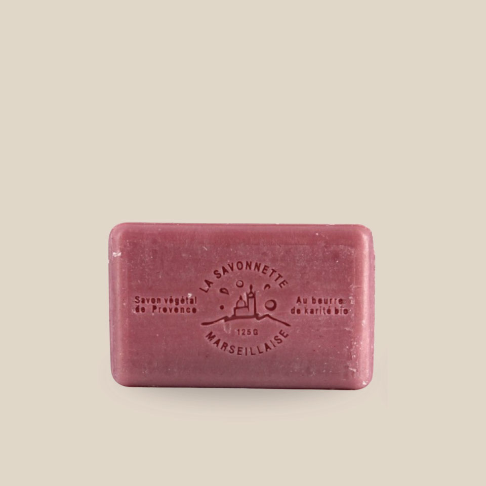 Photo produit prise de dos : Savonnette marseillaise au beurre de karité, de couleur bourgogne pâle. Parfumée au cassis, fabriqué à Marseille. 125g.