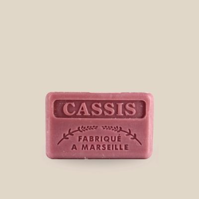 Photo produit prise de face : Savonnette marseillaise au beurre de karité, de couleur bourgogne pâle. Parfumée au cassis, fabriqué à Marseille. 125g.