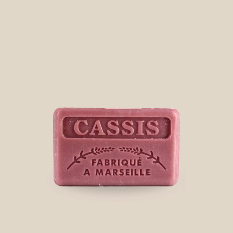 Photo produit prise de face : Savonnette marseillaise au beurre de karité, de couleur bourgogne pâle. Parfumée au cassis, fabriqué à Marseille. 125g.
