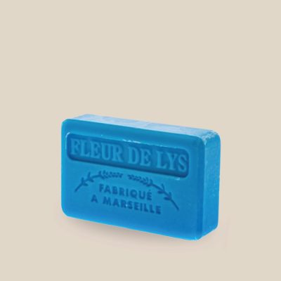 Photo produit prise de côté : Savonnette marseillaise au beurre de karité, de couleur bleu vif comme sur le drapeau du Québec. Parfumée à la fleur de lys, fabriqué à Marseille. 125g.