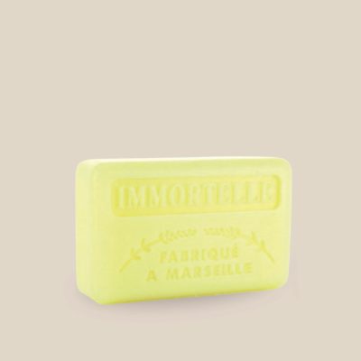 Photo produit prise de côté : Savonnette marseillaise au beurre de karité, de couleur jaune. Parfumée à la fleur d'immortelle, fabriqué à Marseille. 125g.