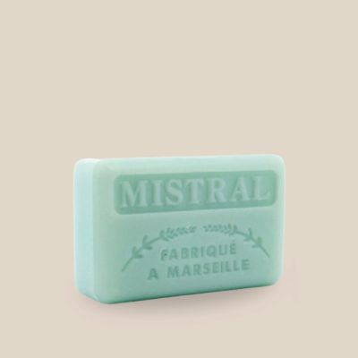 Photo produit prise de côté : Savonnette marseillaise au beurre de karité, de couleur bleu très pâle, inspirant calme. Parfumée au Mistral, fabriqué à Marseille. 125g.