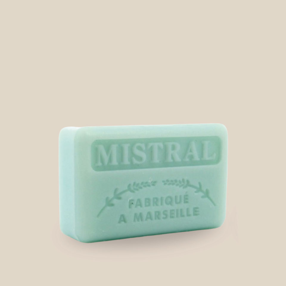 Photo produit prise de côté : Savonnette marseillaise au beurre de karité, de couleur bleu très pâle, inspirant calme. Parfumée au Mistral, fabriqué à Marseille. 125g.