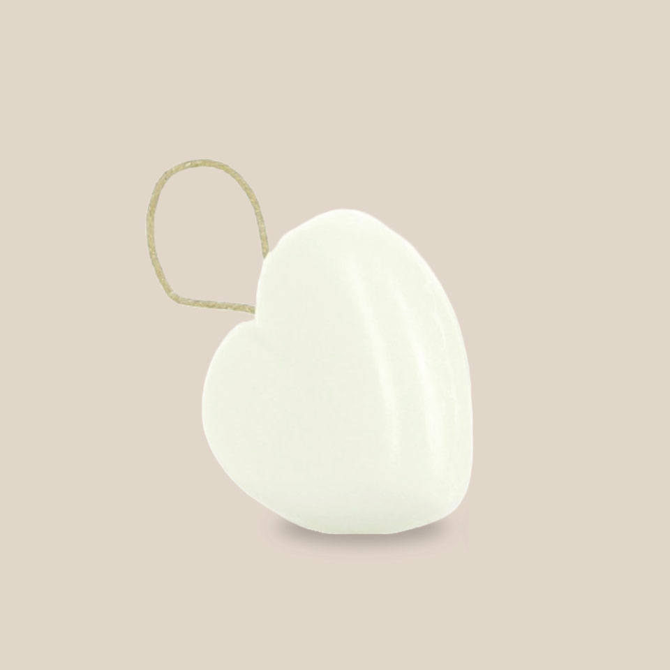 Photo produit : Savon blanc en forme de cœur de Provence sur corde naturelle en jute, format 90g