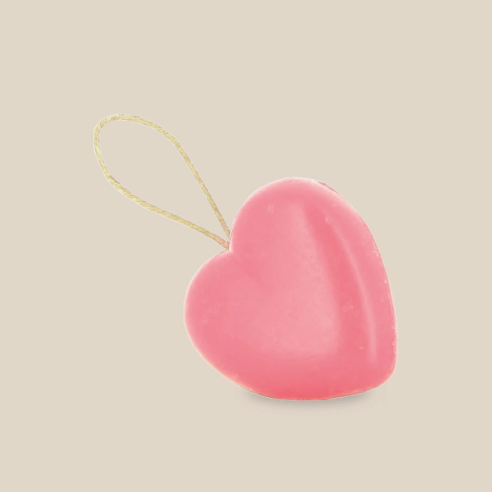 Photo produit : Savon rouge en forme de cœur de Provence sur corde naturelle en jute, format 90g