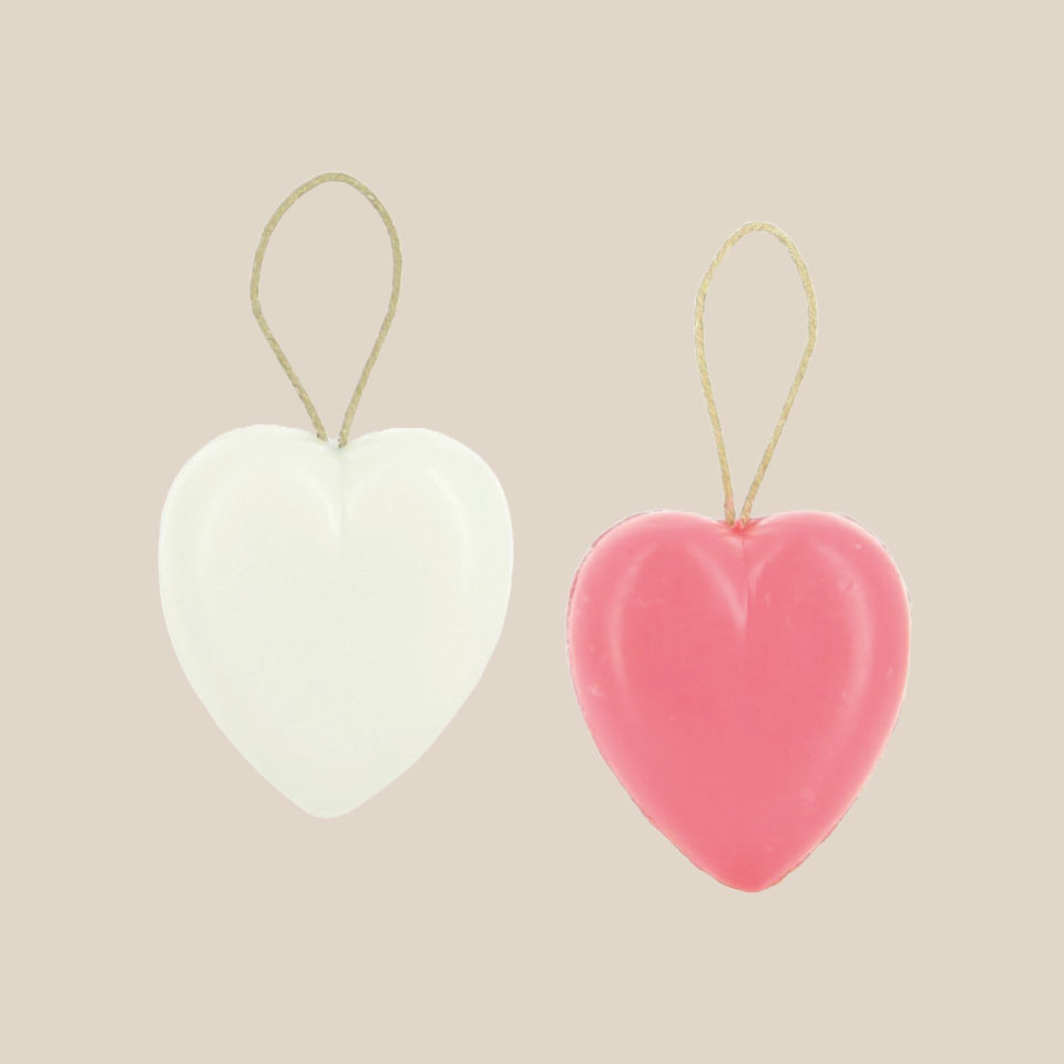 Photo produits : Savons rouges et blancs en forme de cœur de Provence sur corde naturelle en jute, format 90g chacun.