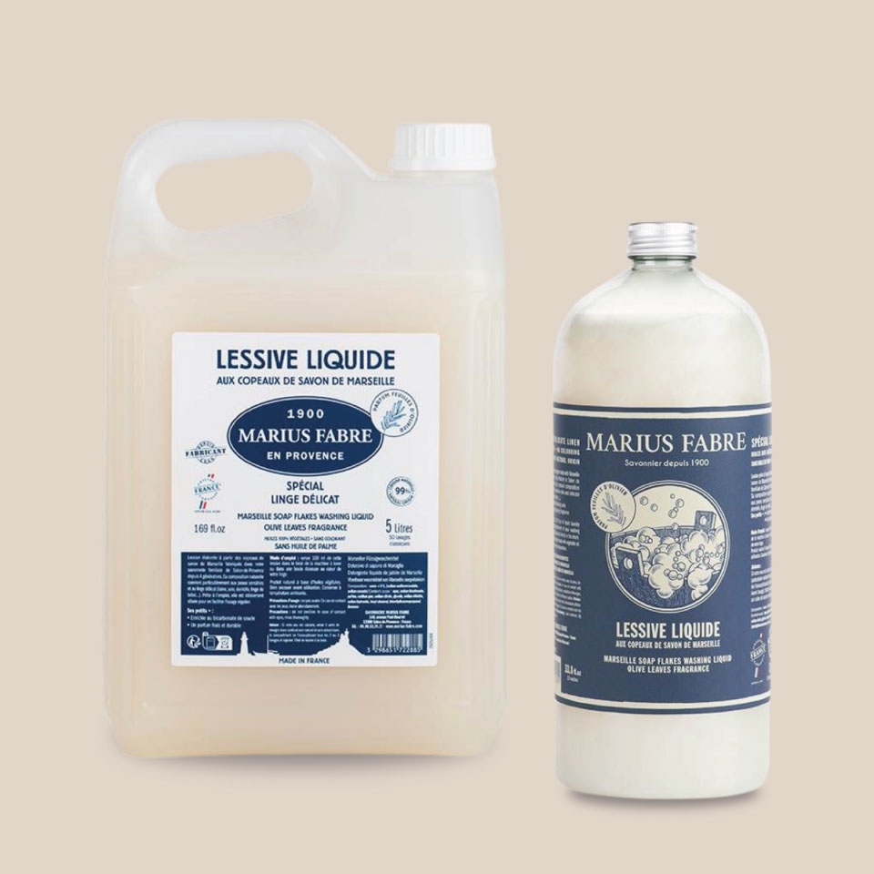 Photo produits : Lessive liquide aux copeaux de savon de Marseille, parfumée aux feuilles d'olivier, format 1 L et 5 L.
