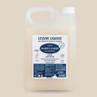 Photo produit : Lessive liquide aux copeaux de savon de Marseille, parfumée aux feuilles d'olivier, format recharge de 5 L. Dans un bidon recyclable et bouchon dévissable.