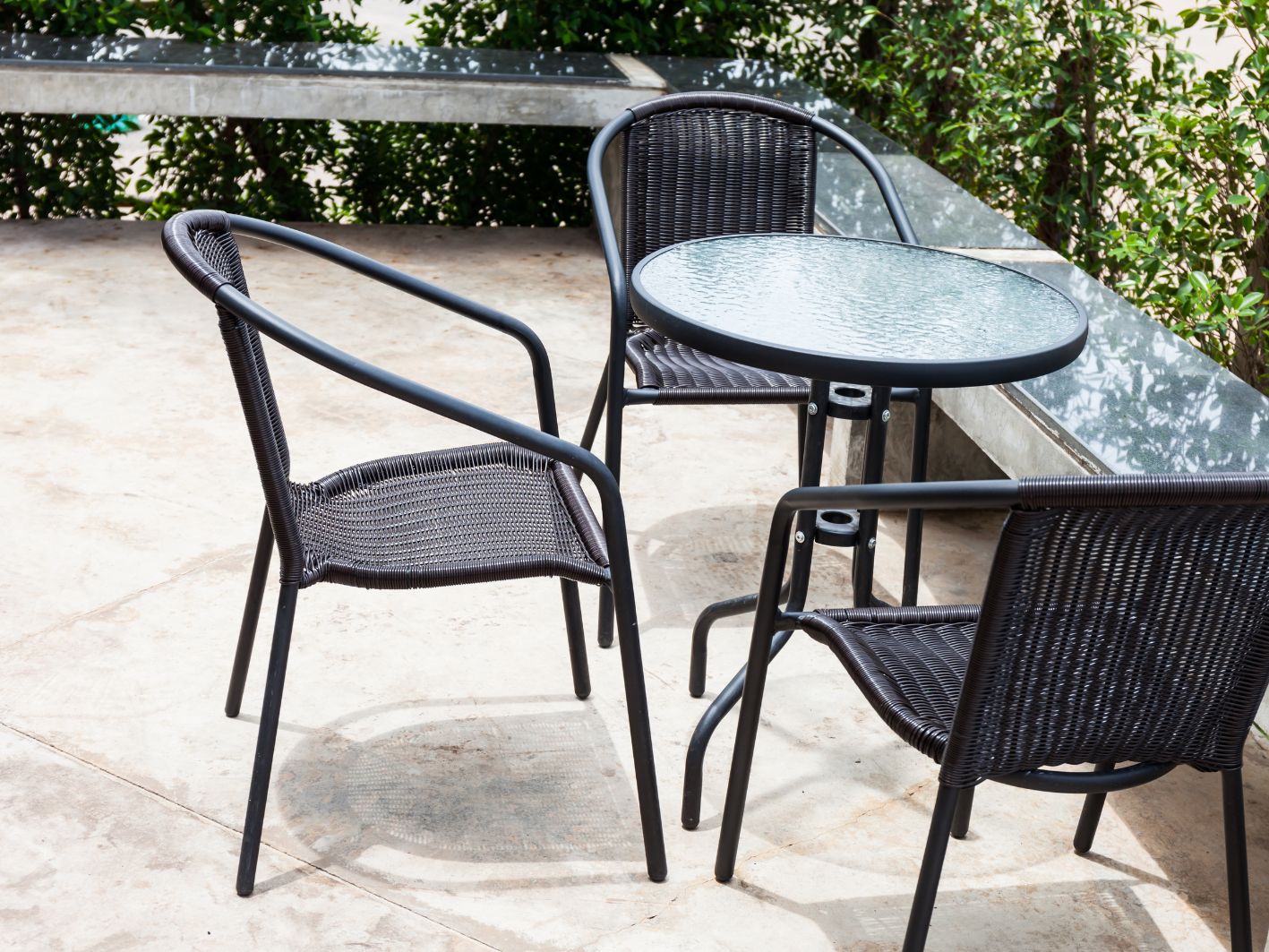 Comment nettoyer et raviver des meubles de jardin naturellement ?
